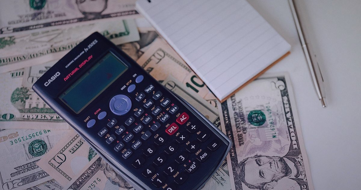 Dropshipping Karlılık Hesaplama 2026: Kârınızı Maksimize Edin! - calculator and currency symbols floating in air