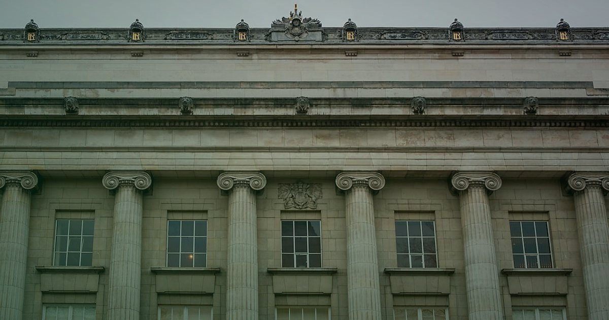 Dropshipping Karlılık Hesaplama 2026: Kârınızı Maksimize Edin! - government building with scales of justice facade