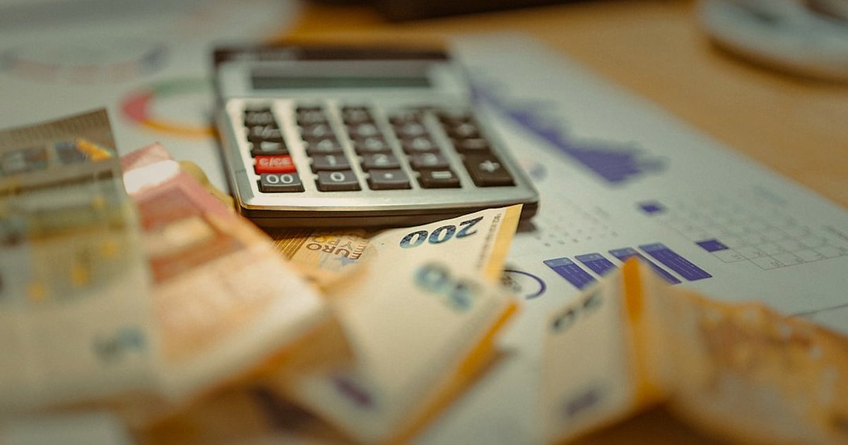 Dropshipping Karlılık Hesaplama 2026: Kârınızı Maksimize Edin! - woman calculating expenses receipt paper desk