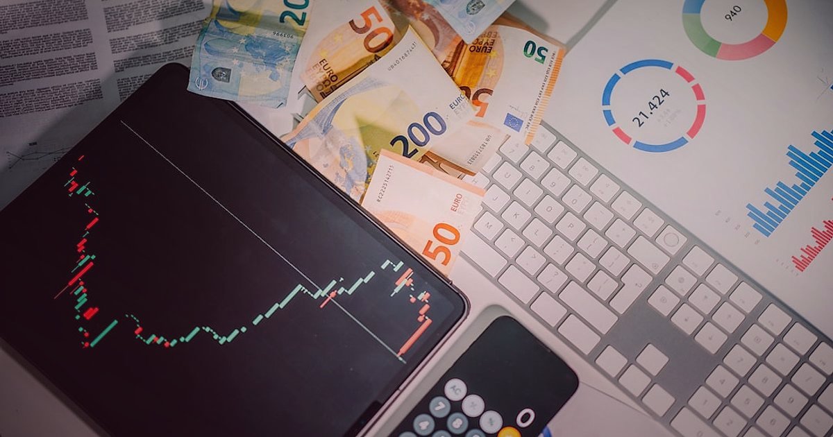 Dropshipping Karlılık Hesaplama 2026: Kârınızı Maksimize Edin! - calculator with currency symbols and charts