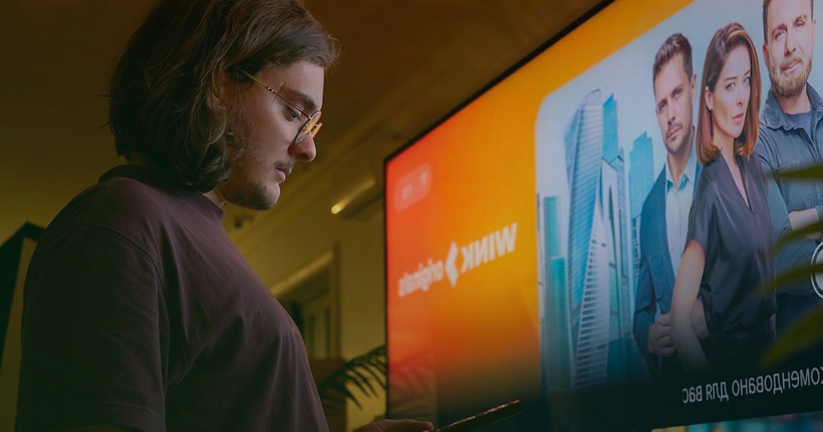 Dropshipping Karlılık Hesaplama 2026: Kârınızı Maksimize Edin! - person interacting with multiple screens displaying dashboards