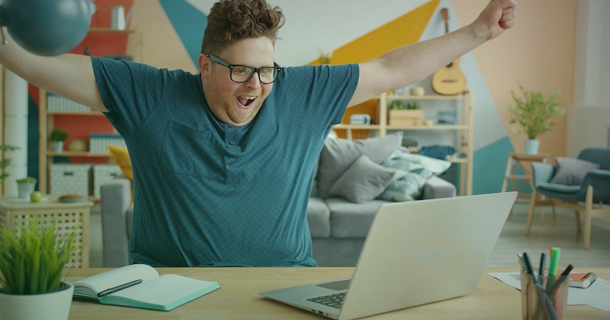 Dropshipping Karlılık Hesaplama 2026: Kârınızı Maksimize Edin! - person celebrating success in front of a laptop