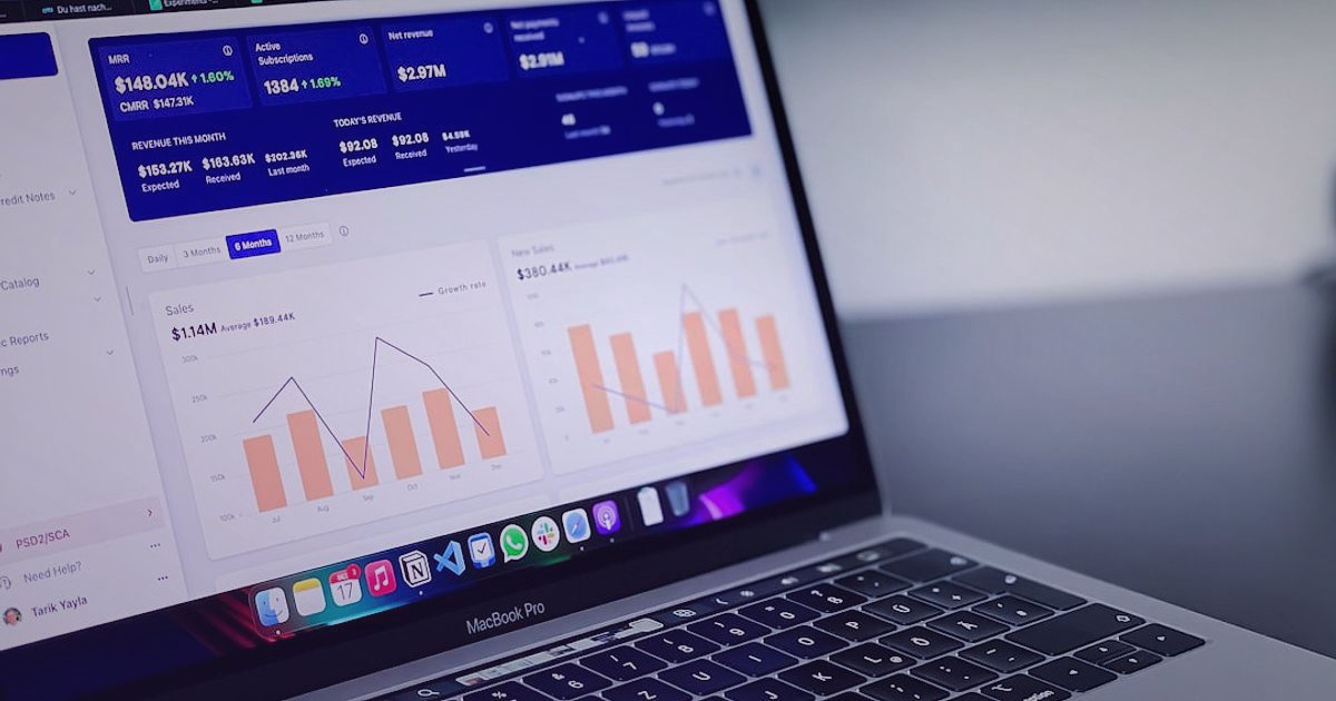 Dropshipping Maliyet Analizi 2026: Gizli Giderler ve Kâr Optimizasyonu - open laptop with graphs and charts on screen