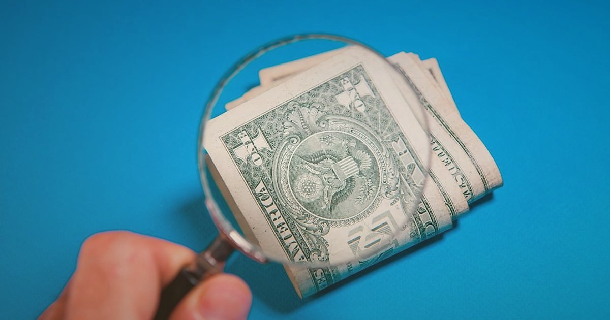 Dropshipping Maliyet Analizi 2026: Gizli Giderler ve Kâr Optimizasyonu - magnifying glass over financial documents