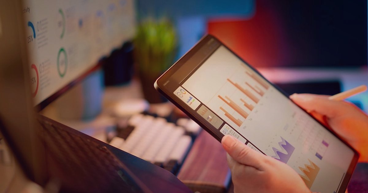 Dropshipping Maliyet Analizi 2026: Gizli Giderler ve Kâr Optimizasyonu - person reviewing financial reports on a tablet
