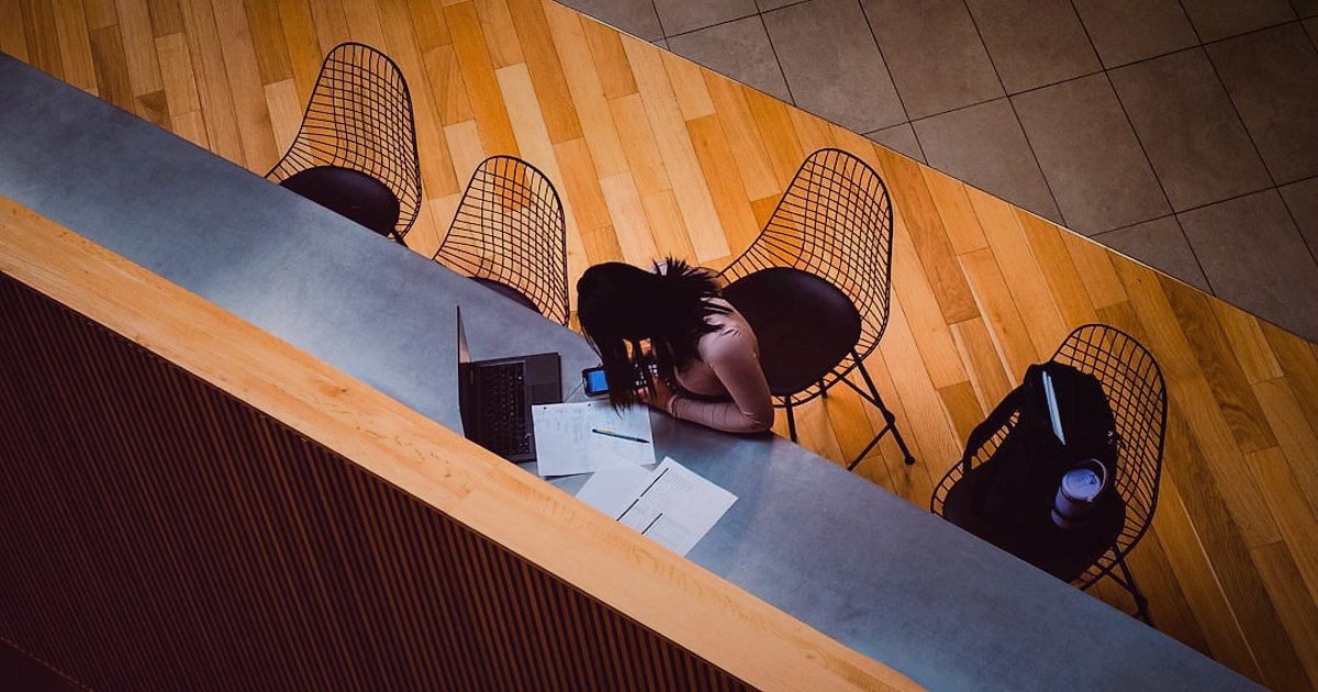 Dropshipping Maliyet Analizi 2026: Karlılığınızı Garanti Altına Alın! - overhead view of scattered business expenses scattered across a wooden desk