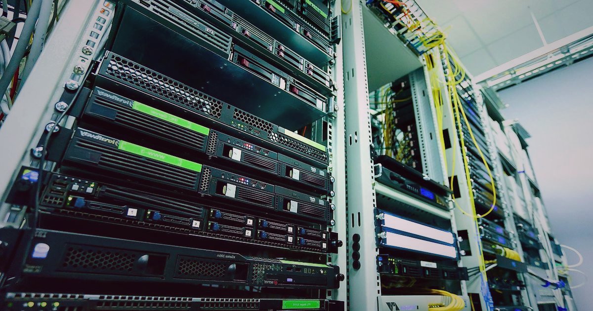 Dropshipping Maliyet Analizi 2026: Karlılığınızı Garanti Altına Alın! - server racks glowing with blue light in a data center