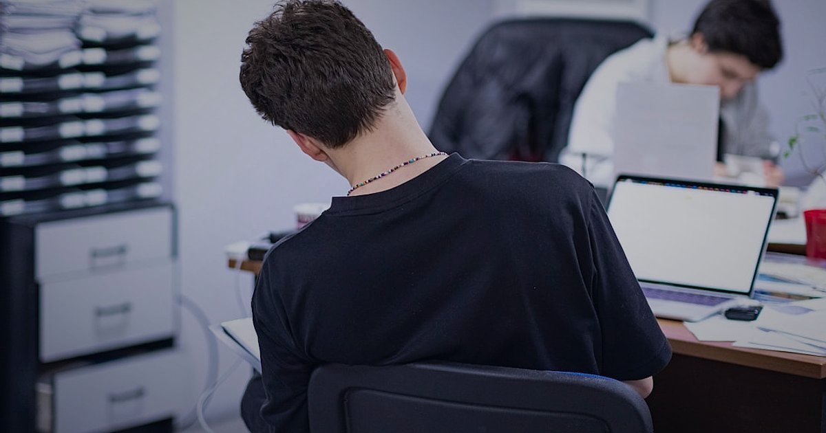 Dropshipping Maliyet Analizi 2026: Karlılığınızı Garanti Altına Alın! - person looking stressed at a computer screen with error messages