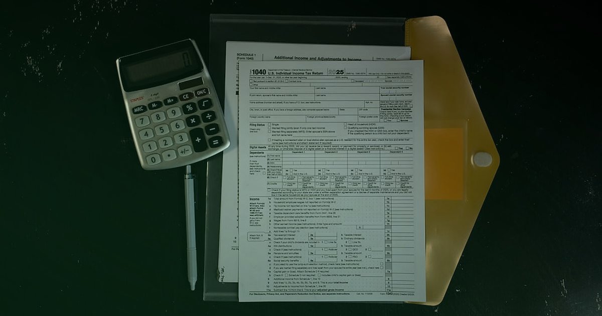 Dropshipping Maliyet Analizi 2026: Karlılığınızı Garanti Altına Alın! - magnifying glass hovering over a spreadsheet showing cost reduction arrows