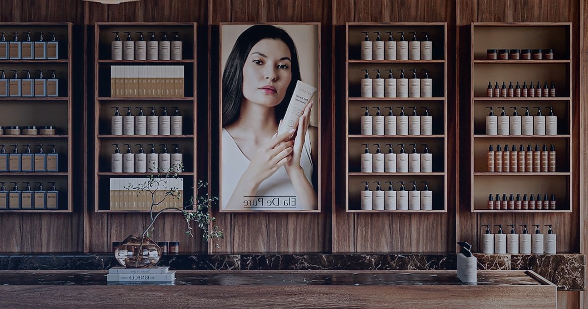Dropshipping Nedir 2026: Sıfırdan Zirveye Kazançlı Başlangıç Rehberi - Woman arranging diverse products on minimalist shelves