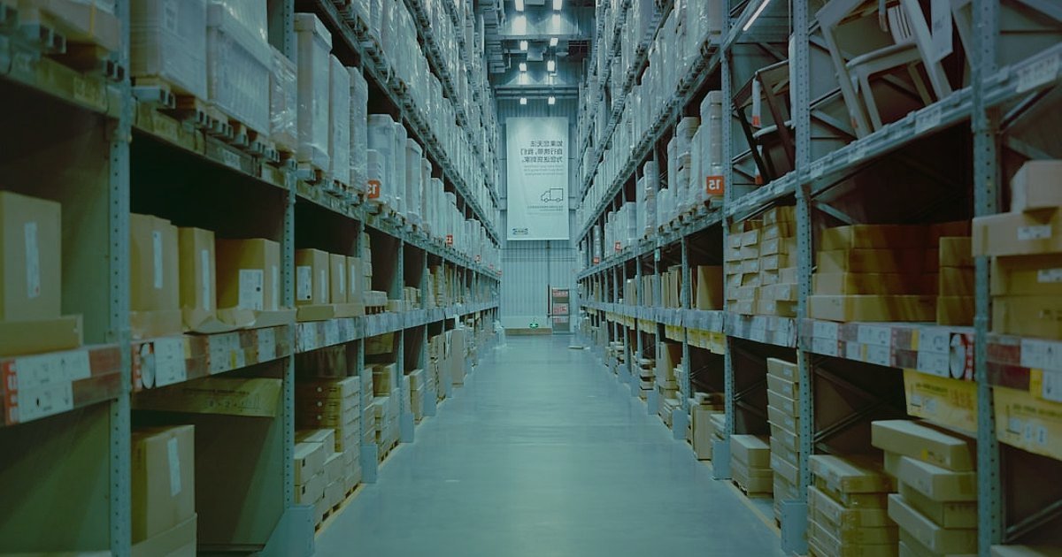 Dropshipping Nedir 2026: Sıfırdan Zirveye Kazançlı Başlangıç Rehberi - Warehouse shelves with neatly stacked cardboard boxes