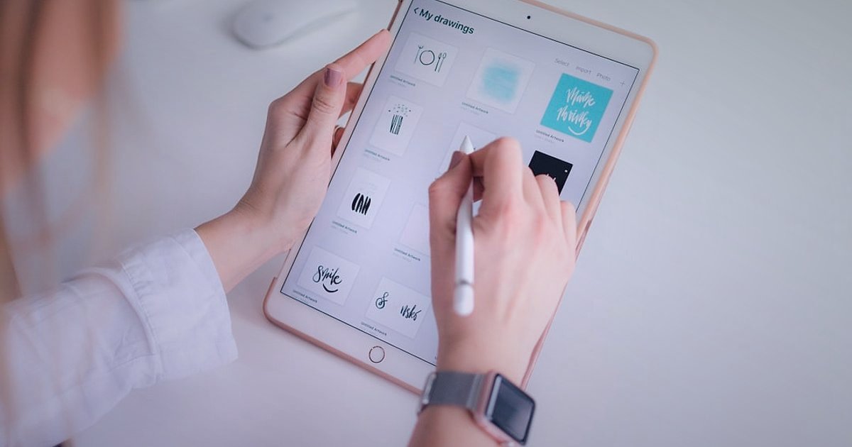 Dropshipping Nedir 2026: Sıfırdan Zirveye Kazançlı Başlangıç Rehberi - Person selecting products from a digital catalog on a tablet