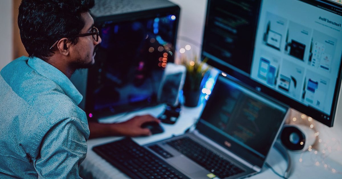Dropshipping Nedir 2026: Sıfırdan Zirveye Kazançlı Başlangıç Rehberi - Person analyzing data on multiple computer screens