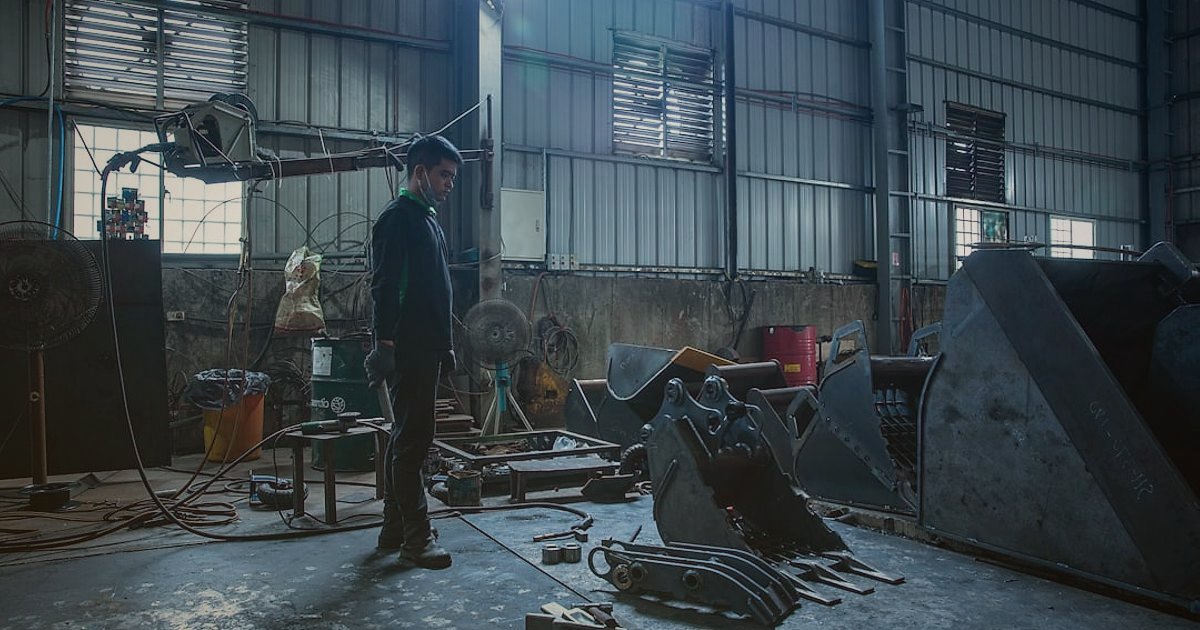 Dropshipping Nedir 2026: Sıfırdan Zirveye Kazançlı Başlangıç Rehberi - Person shaking hands with a supplier representative in a factory setting
