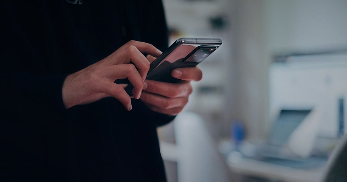 Dropshipping Nedir 2026: Sıfırdan Zirveye Kazançlı Başlangıç Rehberi - Person using a smartphone to browse a social media feed