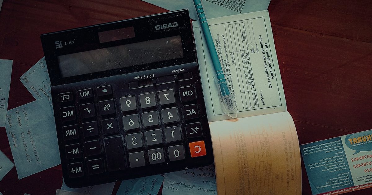 Dropshipping Nedir 2026: Sıfırdan Zirveye Kazançlı Başlangıç Rehberi - Calculator and financial charts on a desk