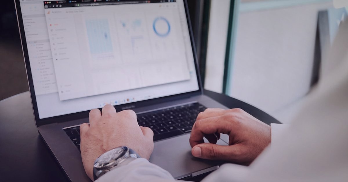 Dropshipping Nedir 2026: Sıfırdan Zirveye Kazançlı Başlangıç Rehberi - Person analyzing website analytics on a laptop