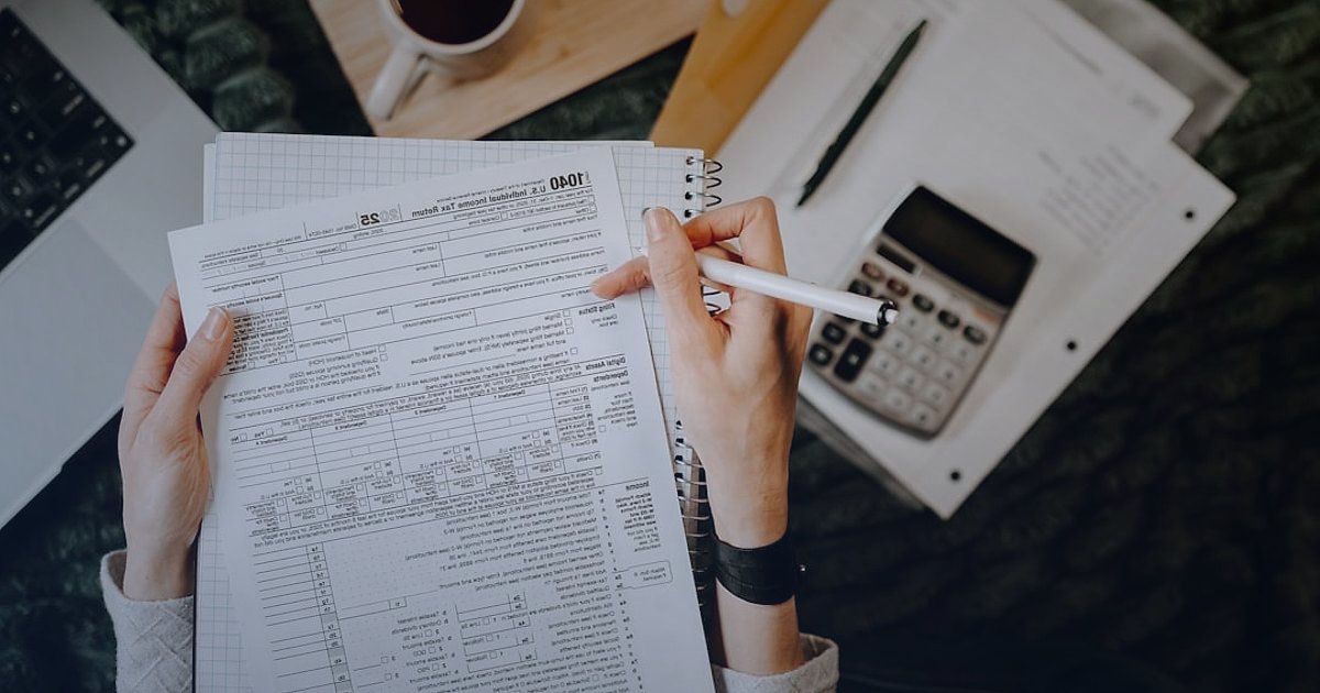 Dropshipping Nedir 2026? Stoksuz Satışla E-Ticarette Devrim Yaratın! - person calculating profit margins financial spreadsheet