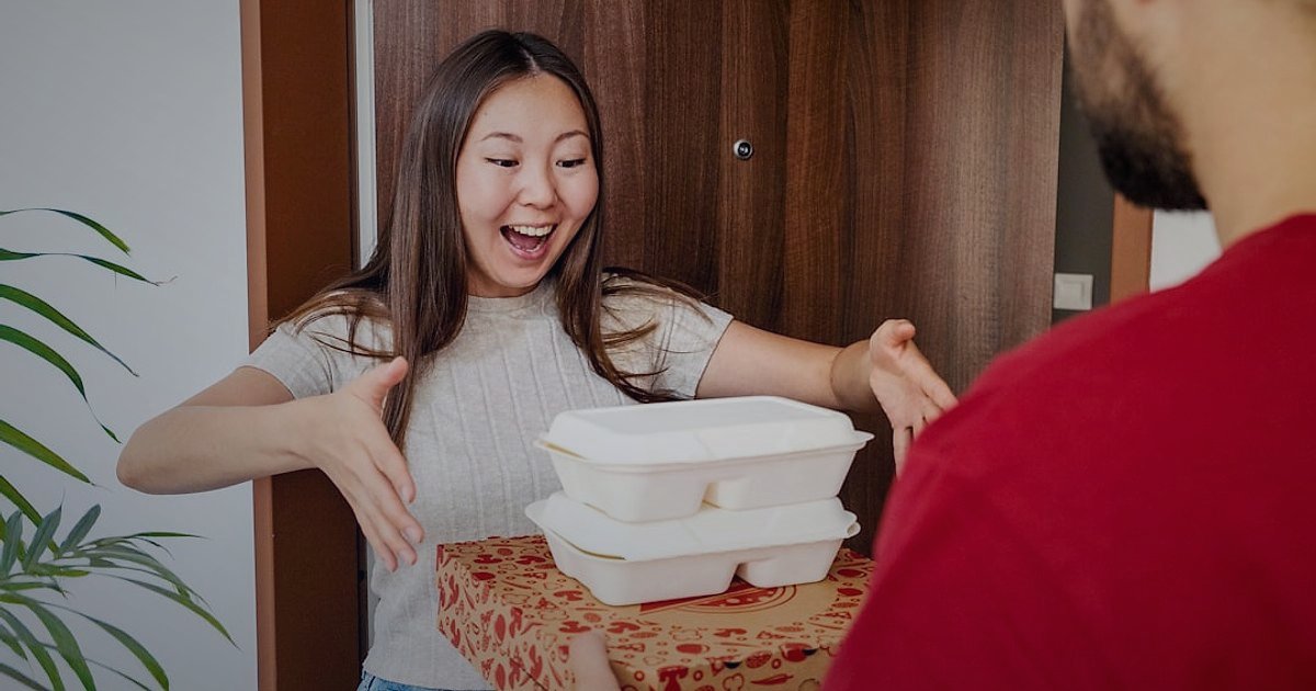 Dropshipping Nedir 2026? Stoksuz Satışla E-Ticarette Devrim Yaratın! - delivery driver handing package to customer doorstep