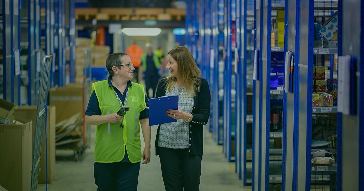 Dropshipping Nedir 2026? Stoksuz Satışla E-Ticarette Devrim Yaratın! - split screen showing happy customer and organized warehouse shelves