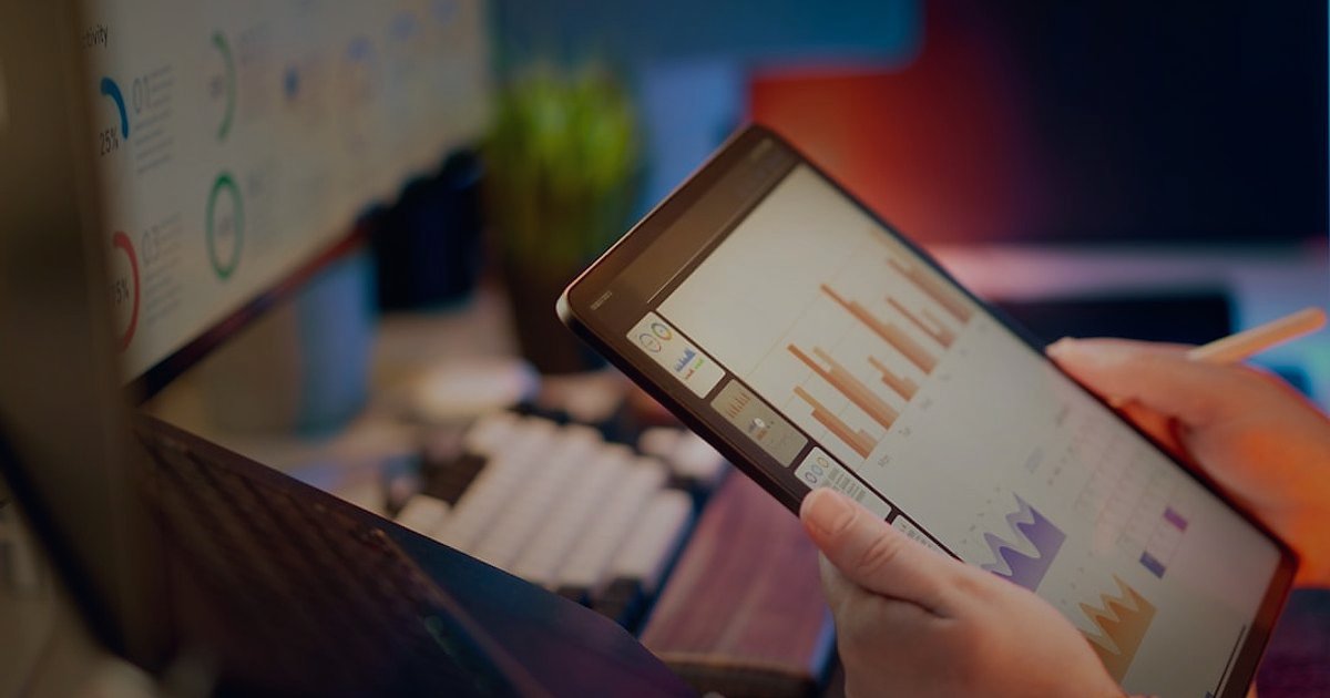 Dropshipping Nedir 2026? Stoksuz Satışla E-Ticarette Devrim Yaratın! - person using tablet with analytics dashboard and charts