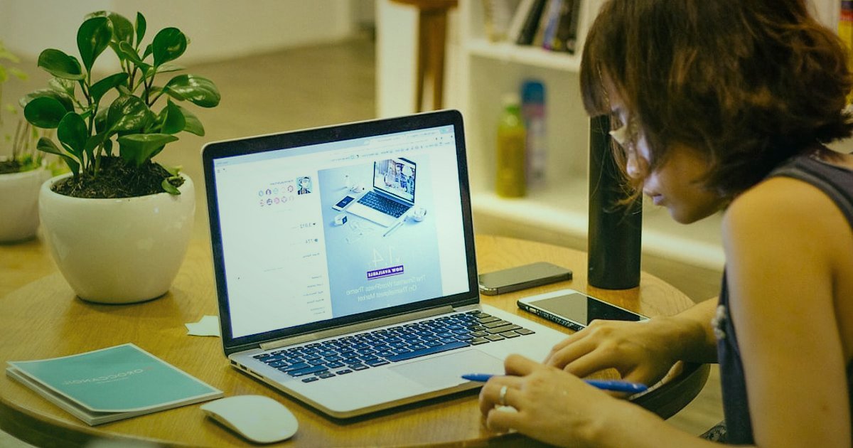 Dropshipping Nedir 2026? Stoksuz Satışla E-Ticarette Yeni Bir Dönem - close-up view woman entrepreneur managing online store dashboard