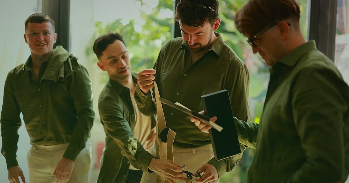 Dropshipping Nedir 2026? Stoksuz Satışla E-Ticarette Yeni Bir Dönem - diverse group people discussing product samples warehouse