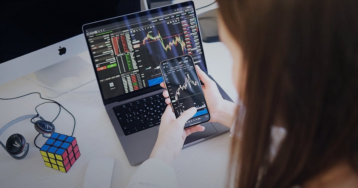 Dropshipping Nedir 2026? Stoksuz Satışla E-Ticarette Yeni Bir Dönem - woman analyzing market trend charts laptop screen