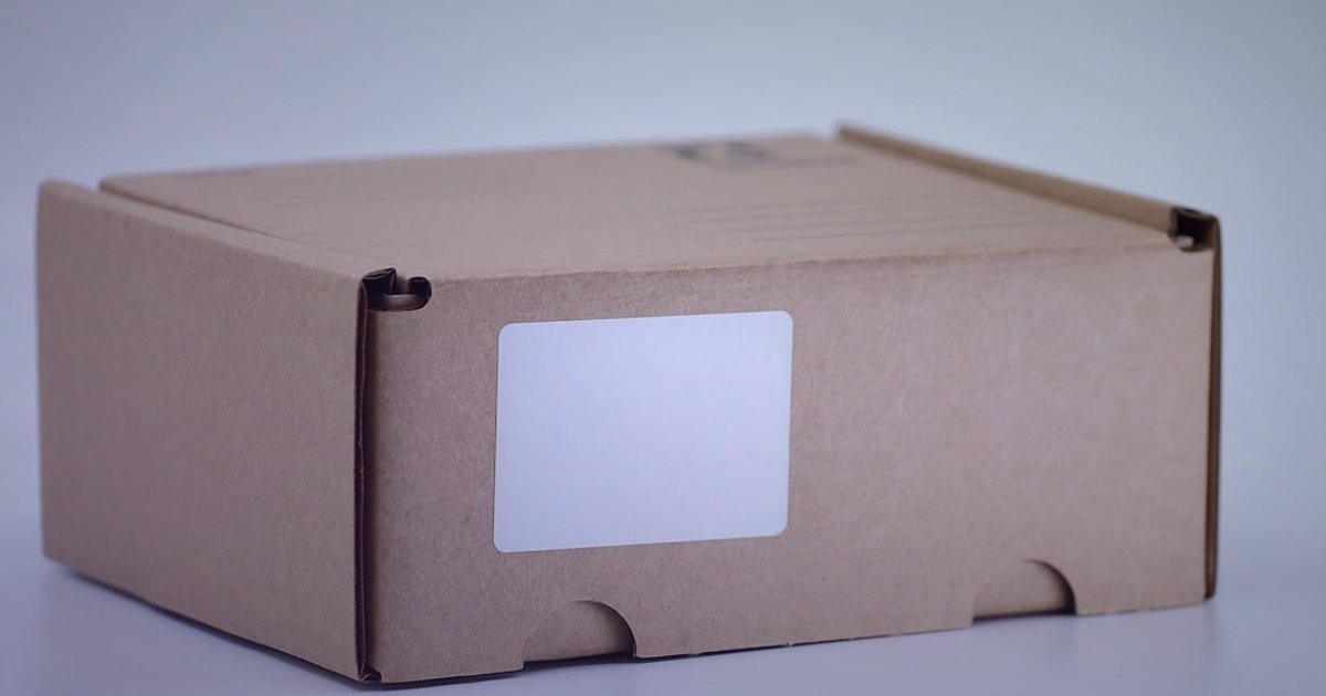 Dropshipping Nedir 2026? Stoksuz Satışla E-Ticarette Yeni Bir Dönem - hands packaging small parcel tape dispenser and shipping label