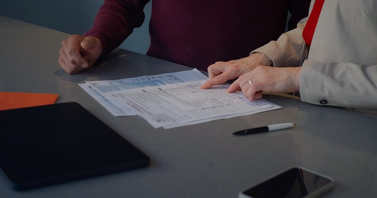 Dropshipping Nedir 2026? Stoksuz Satışla E-Ticarette Yeni Bir Dönem - person signing legal document at desk with computer