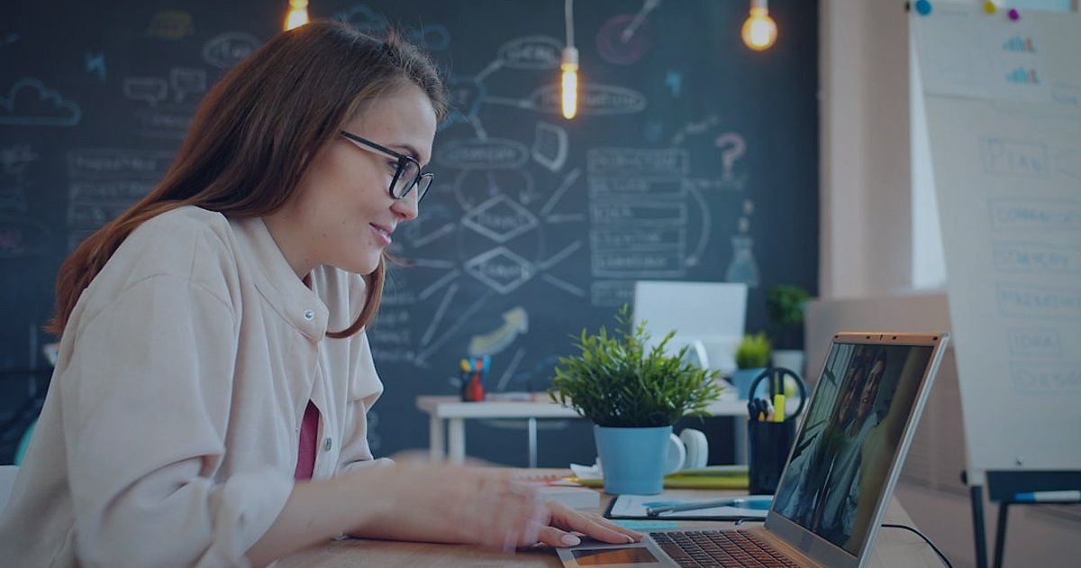 Dropshipping Nedir 2026? Stoksuz Satışla Kârınızı Maksimize Edin! - Young woman looking at laptop screen with colorful charts