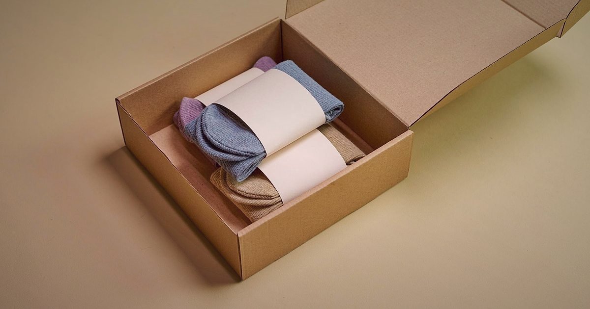 Dropshipping Nedir 2026? Stoksuz Satışla Kârınızı Maksimize Edin! - Colorful product packaging boxes arranged neatly on a clean white table