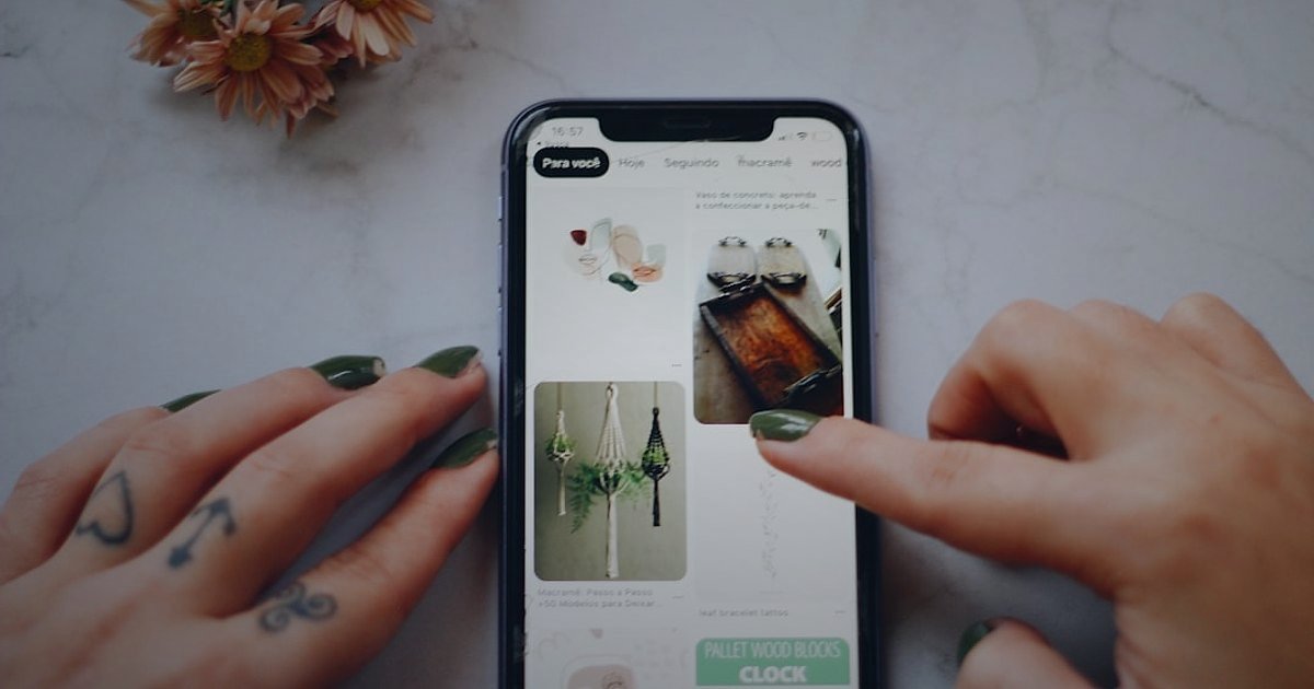 Dropshipping Nedir 2026? Stoksuz Satışla Kârınızı Maksimize Edin! - Smartphone screen displaying a vibrant online shopping app interface with items in cart