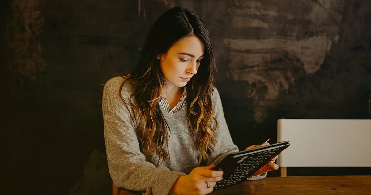 Dropshipping Nedir 2026? Stoksuz Satışla Kârlı E-Ticaretin Sırları - woman examining product catalog on tablet computer