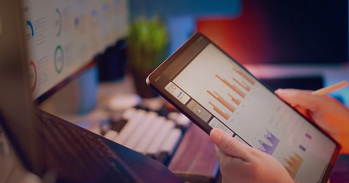 Dropshipping Nedir 2026? Stoksuz Satışla Kârlı E-Ticaretin Sırları - person analyzing sales data on a digital dashboard