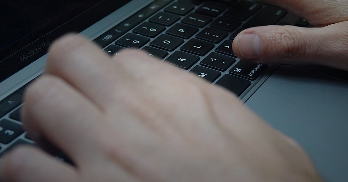 Dropshipping Nedir 2026? Stoksuz Satışla Kârlı E-Ticaretin Sırları - close-up of a person's hands typing on a laptop keyboard