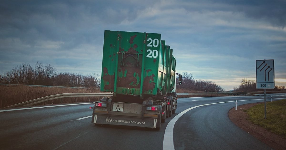 Dropshipping Nedir 2026? Stoksuz Satışla Kârlı E-Ticaretin Sırları - delivery truck with packages on a highway at sunset