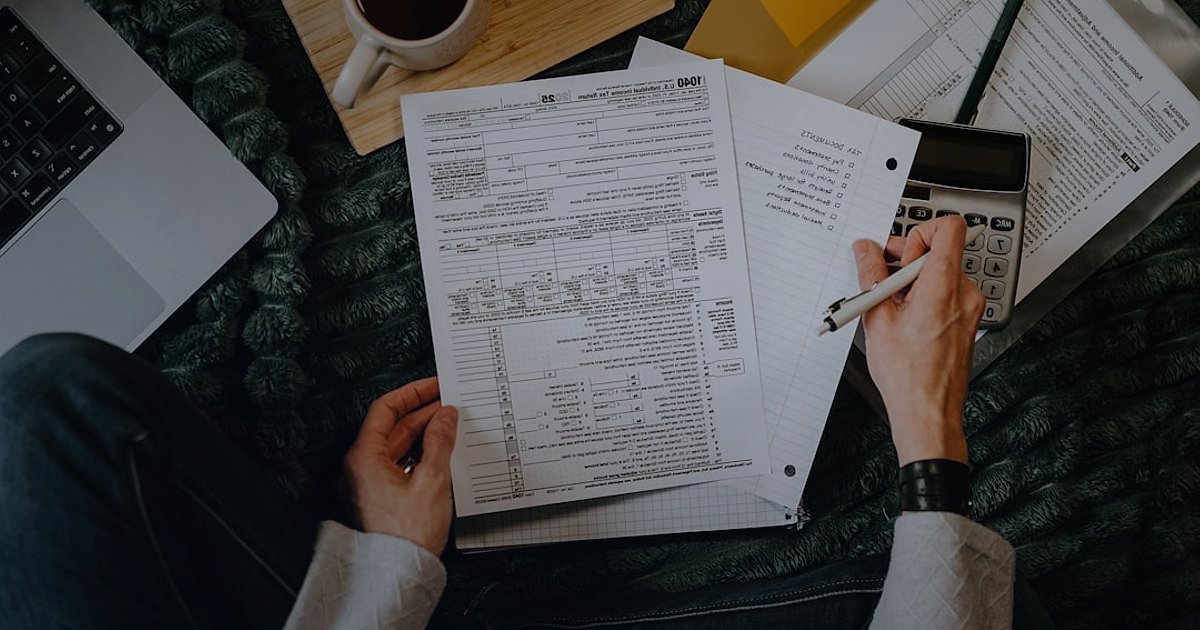 Dropshipping Nedir 2026? Stoksuz Satışla Kârlı E-Ticaretin Sırları - person reviewing financial documents and charts