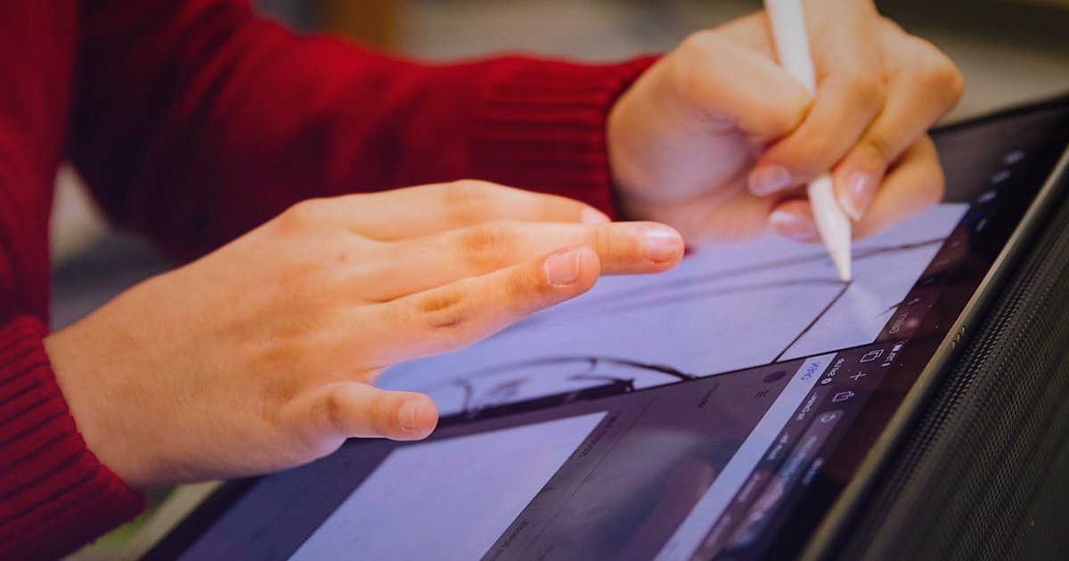 Dropshipping Nedir 2026? Stoksuz Satışla Kârlı E-Ticaretin Sırları - person sketching product design ideas on a digital tablet