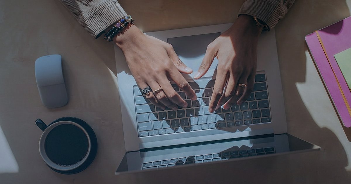 Dropshipping Nedir 2026? Stoksuz Satışla Kârlı E-Ticaretin Sırları - overhead view of a person's hands typing on a laptop keyboard with a cup of coffee
