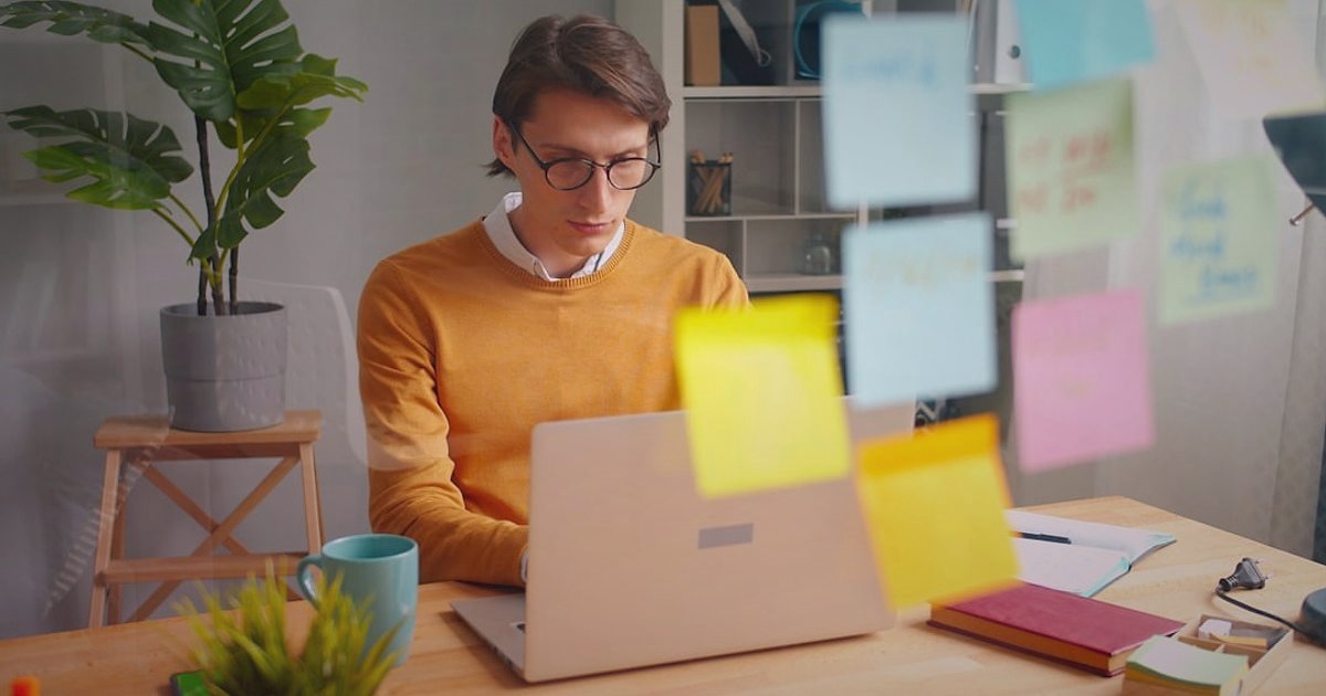 Dropshipping Nedir? Nasıl Yapılır? 2026 Detaylı Rehber - person analyzing sales charts on laptop