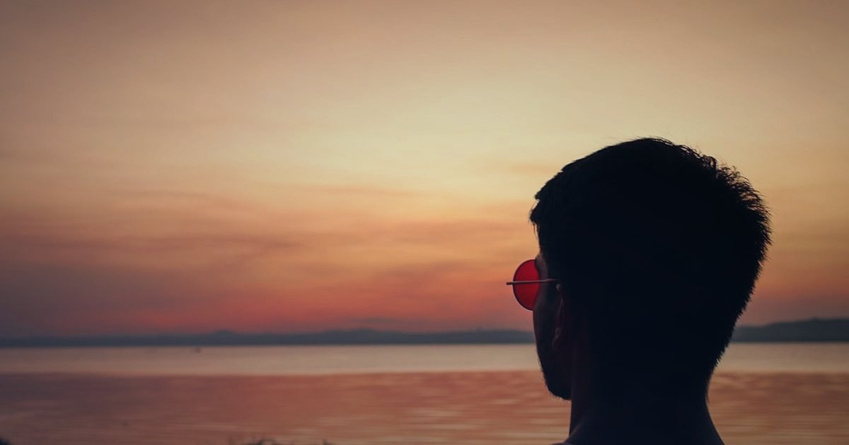 Dropshipping Nedir? Nasıl Yapılır? 2026 Detaylı Rehber - person looking towards a bright horizon