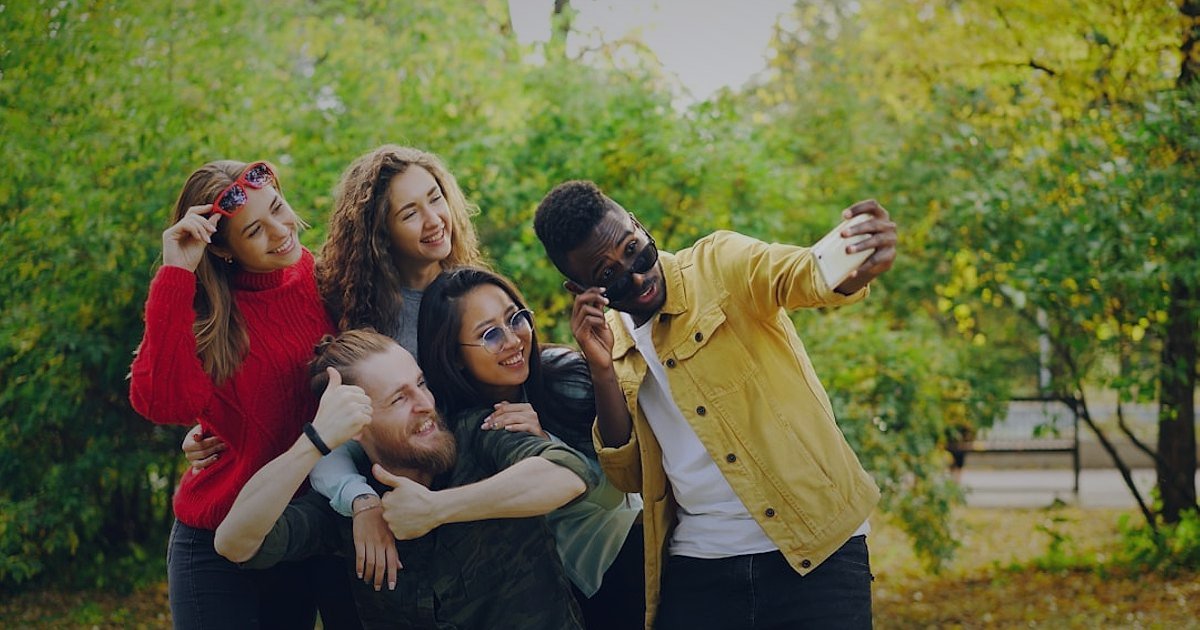 Dropshipping Nedir? Nasıl Yapılır? 2026 Detaylı Rehber - diverse group of people interacting on social media