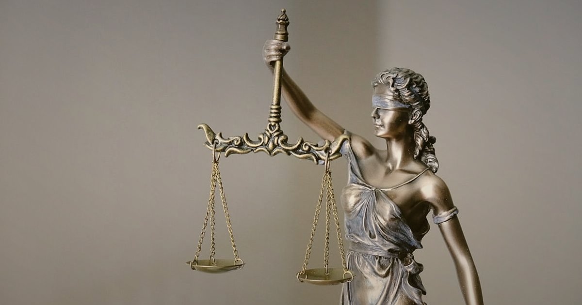 Dropshipping Nedir? Nasıl Yapılır? 2026 Detaylı Rehber - legal documents and scales of justice