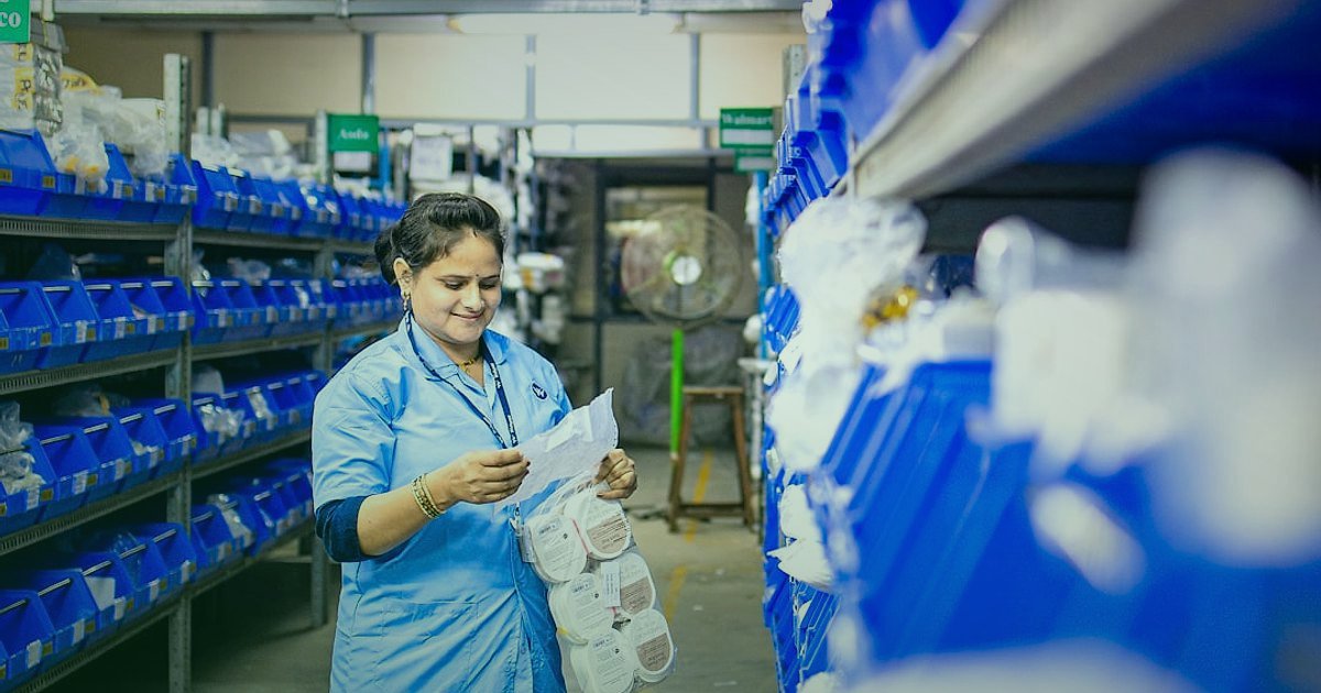 Dropshipping Nedir Nasıl Yapılır 2026: Stoksuz Satışla Kârınızı Maksimize Edin! - woman examining product samples warehouse