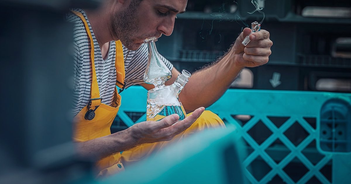 Dropshipping Nedir Nasıl Yapılır 2026: Stoksuz Satışla Kârınızı Maksimize Edin! - man carefully inspecting product packaging small business