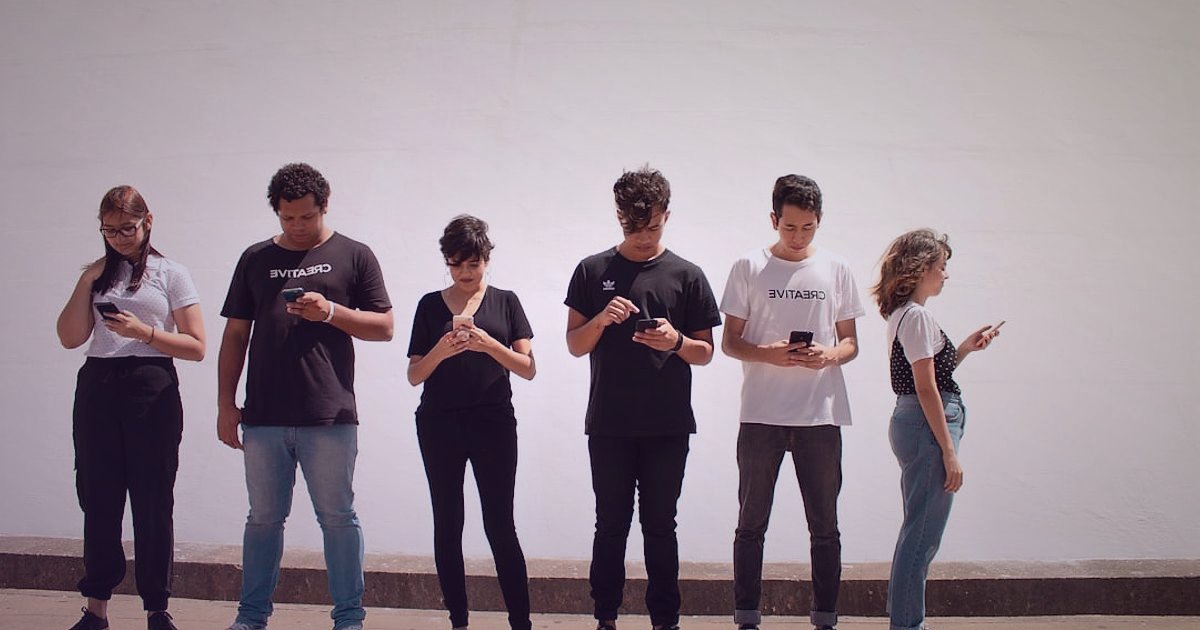 Dropshipping Nedir Nasıl Yapılır 2026: Stoksuz Satışla Kârınızı Maksimize Edin! - diverse group of people using smartphones shopping online