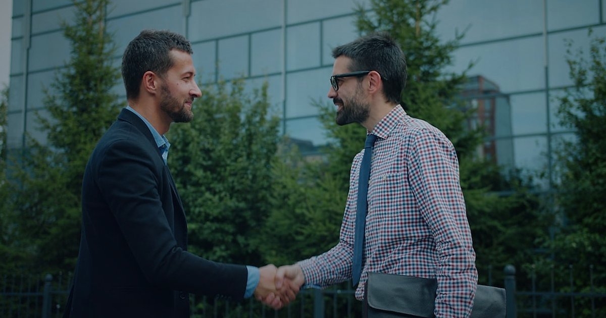 Dropshipping Nedir Nasıl Yapılır 2026: Stoksuz Satışla Kârınızı Maksimize Edin! - close-up handshake agreement business partners