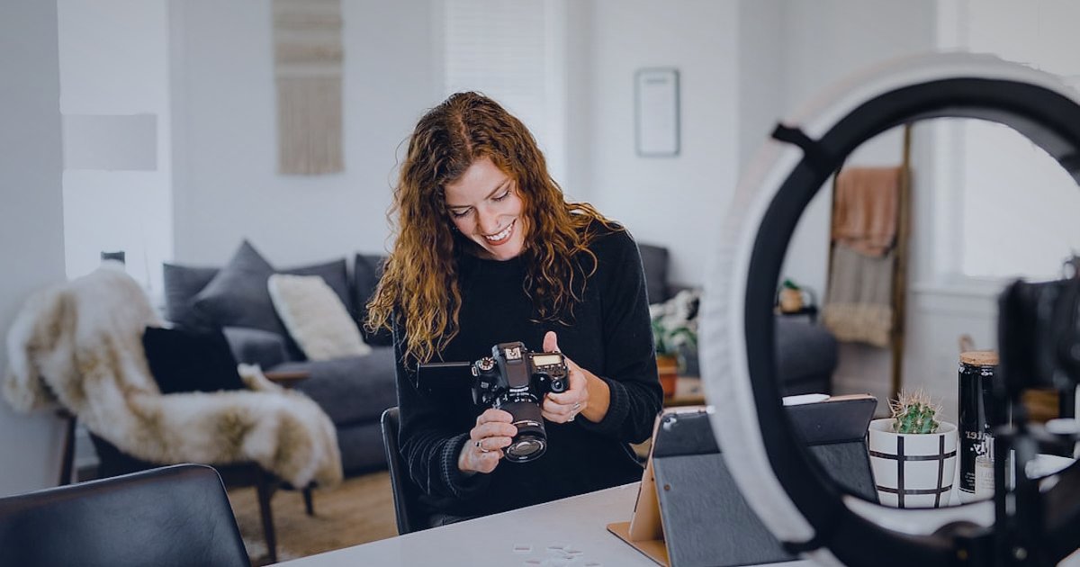 Dropshipping Nedir Nasıl Yapılır 2026: Stoksuz Satışla Kârınızı Maksimize Edin! - influencer demonstrating product on social media live stream