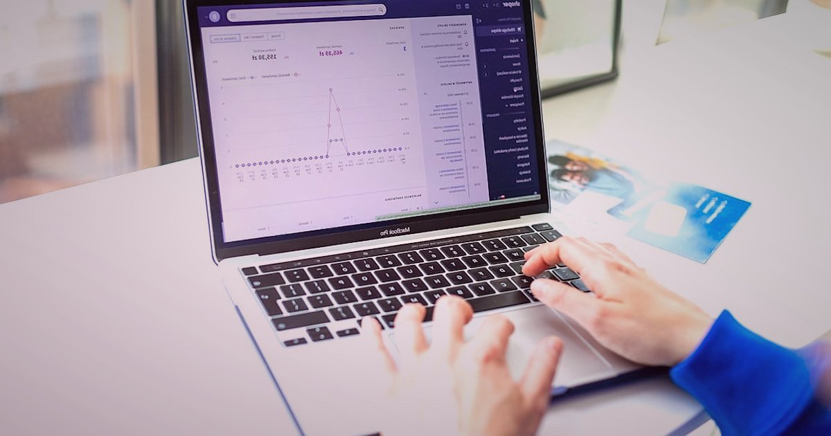 Dropshipping Nedir Nasıl Yapılır 2026: Stoksuz Satışla Kârınızı Maksimize Edin! - person analyzing financial charts on laptop screen